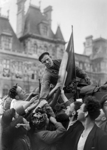 Un soldat de la division Leclerc est acclamé par la foule sur la place de l'Hôtel de Ville, à Paris 26 août 1944